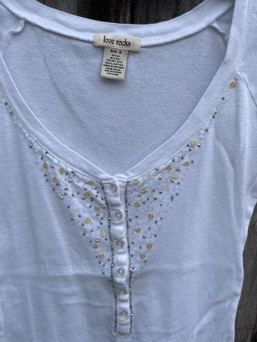 VTG LOVE ROCKS Womens White V-Neck Embellished Bead / Sequin T-Shirt cool-girl S